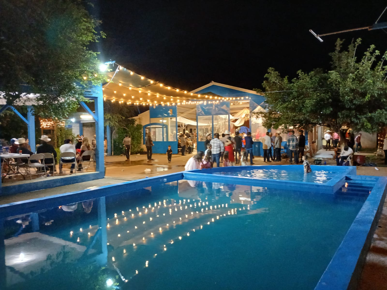 Alberca durante un evento nocturno