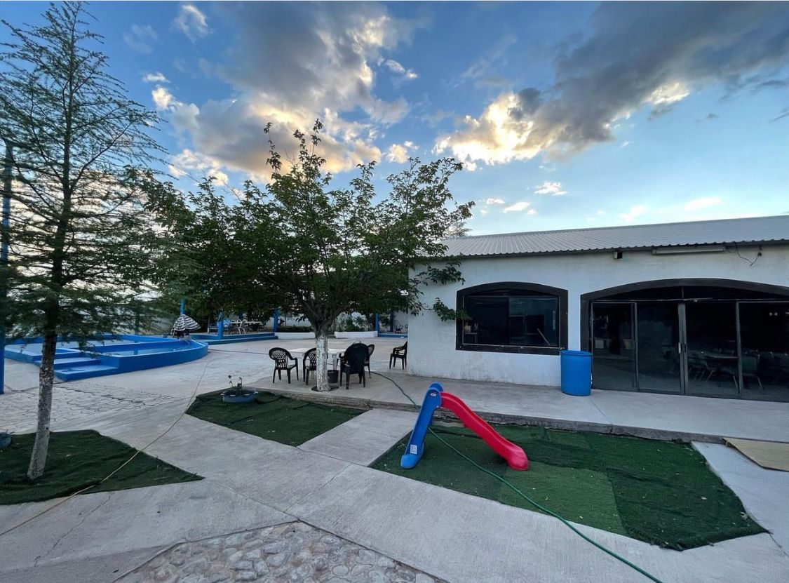 Área verde con juegos y vista exterior